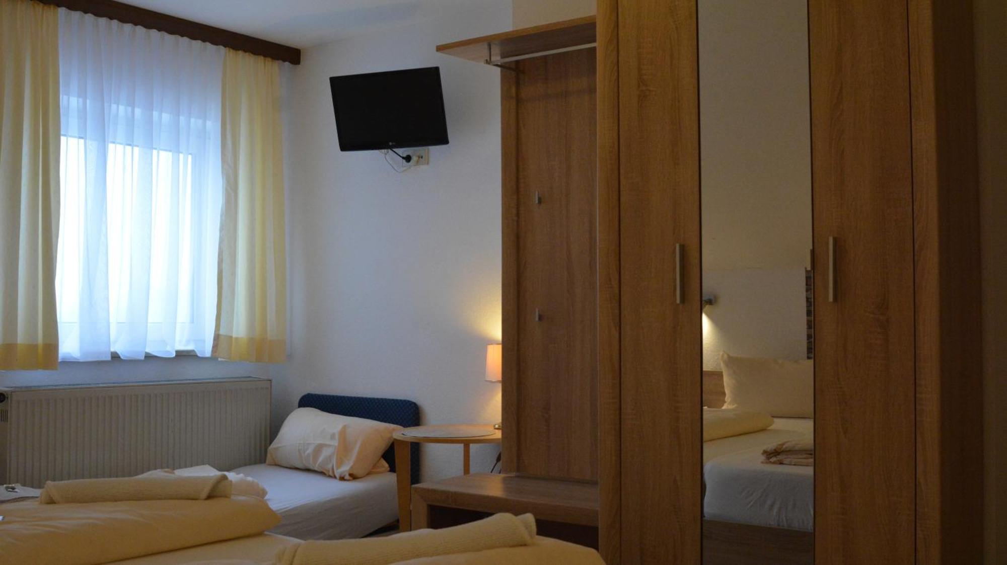 Hotel-Gasthof Zur Rose Weissenhorn Room photo