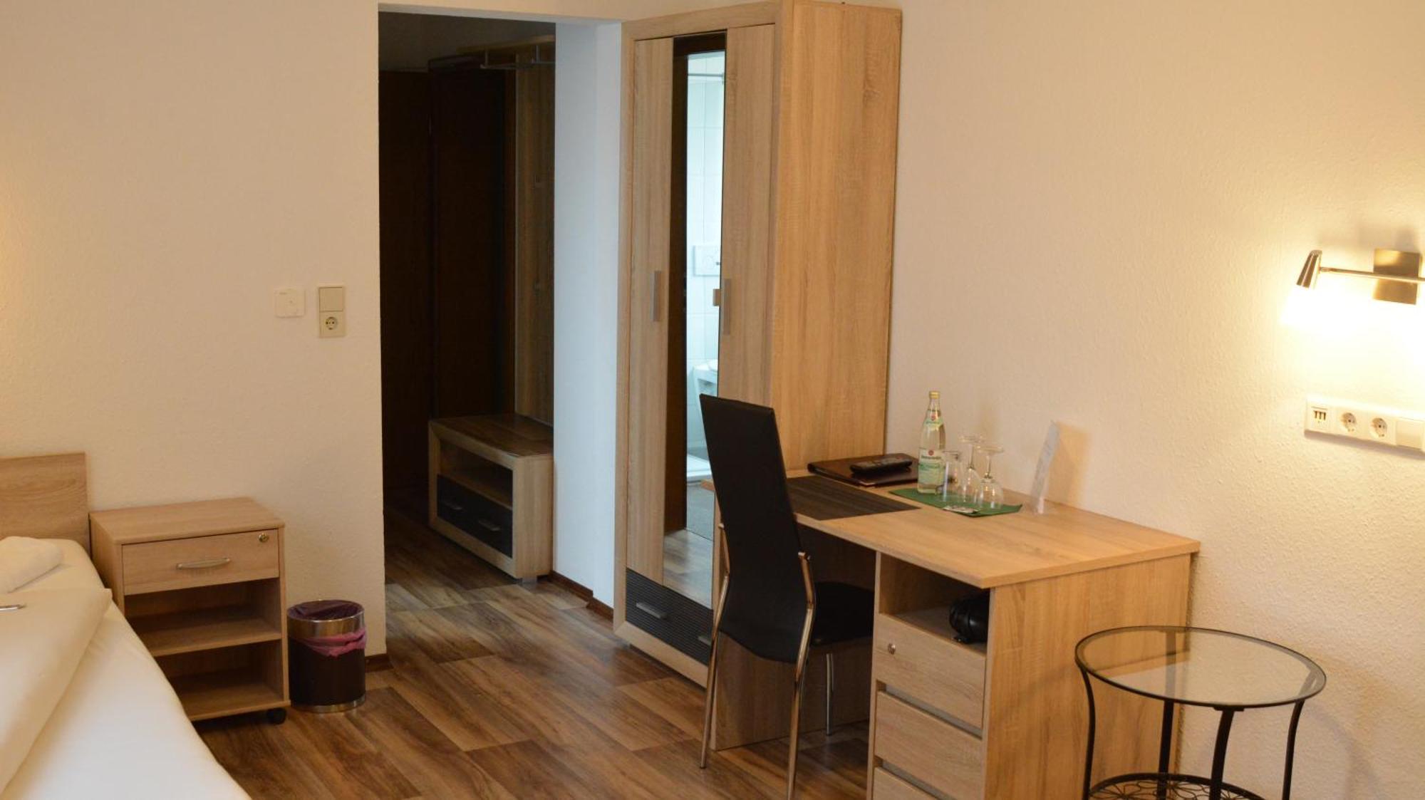 Hotel-Gasthof Zur Rose Weissenhorn Room photo