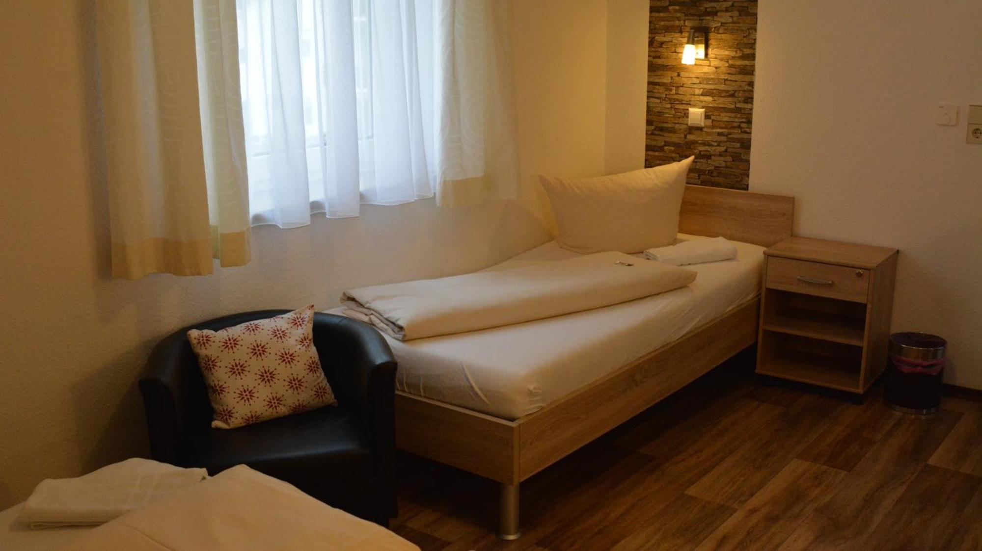 Hotel-Gasthof Zur Rose Weissenhorn Room photo