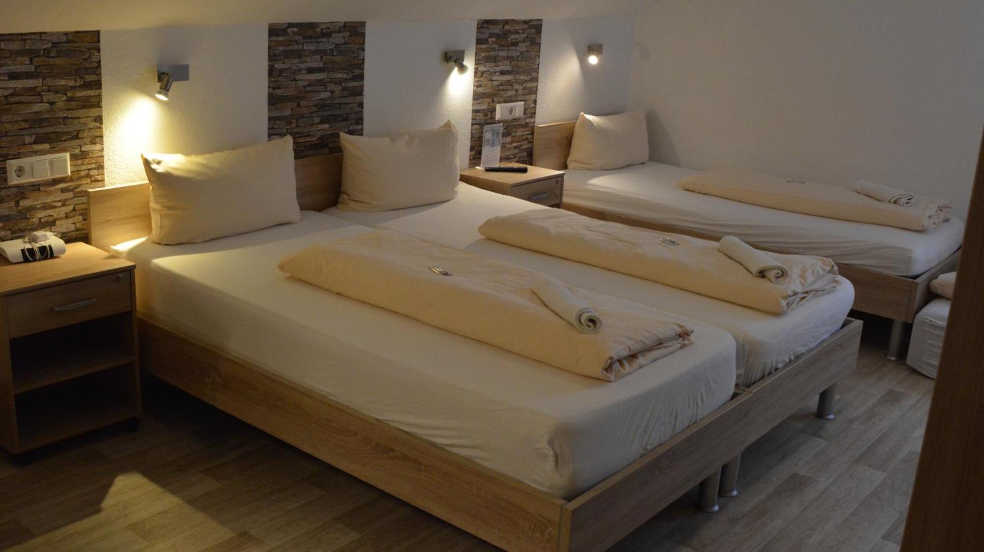 Hotel-Gasthof Zur Rose Weissenhorn Room photo