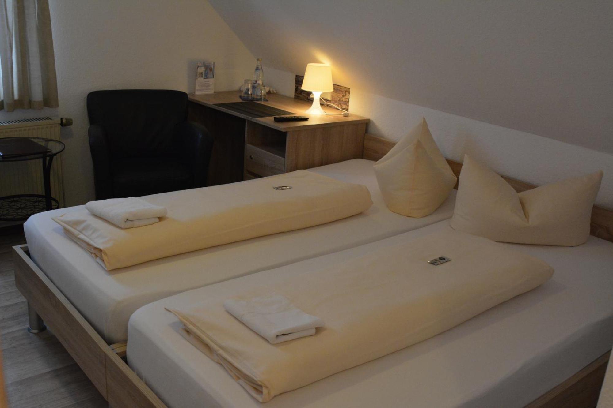 Hotel-Gasthof Zur Rose Weissenhorn Room photo