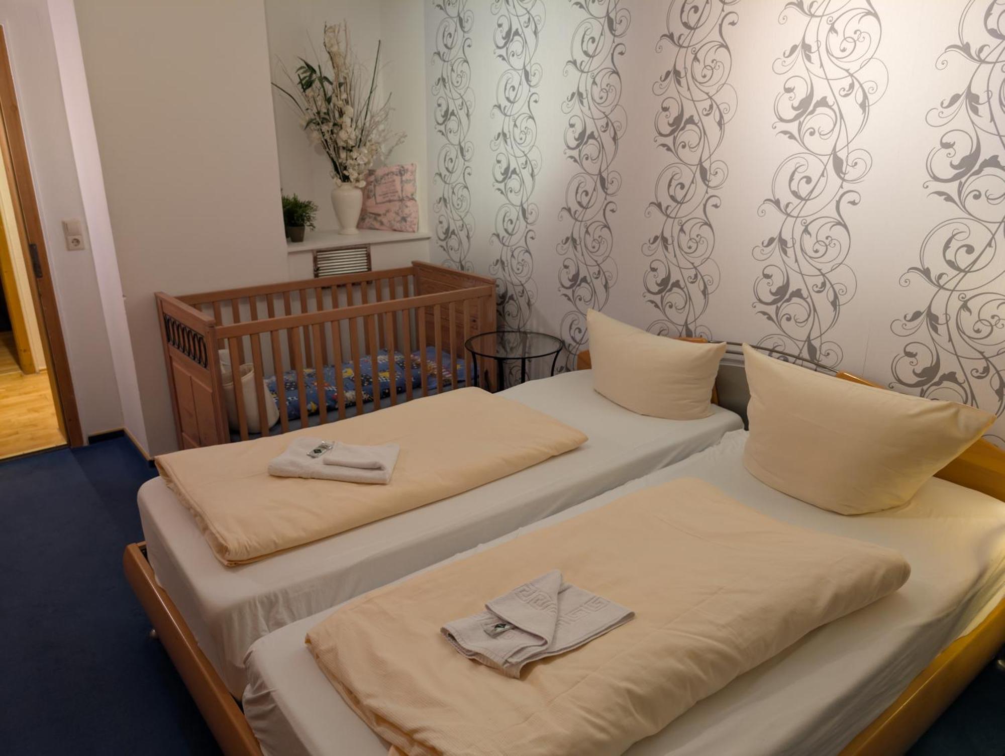 Hotel-Gasthof Zur Rose Weissenhorn Room photo