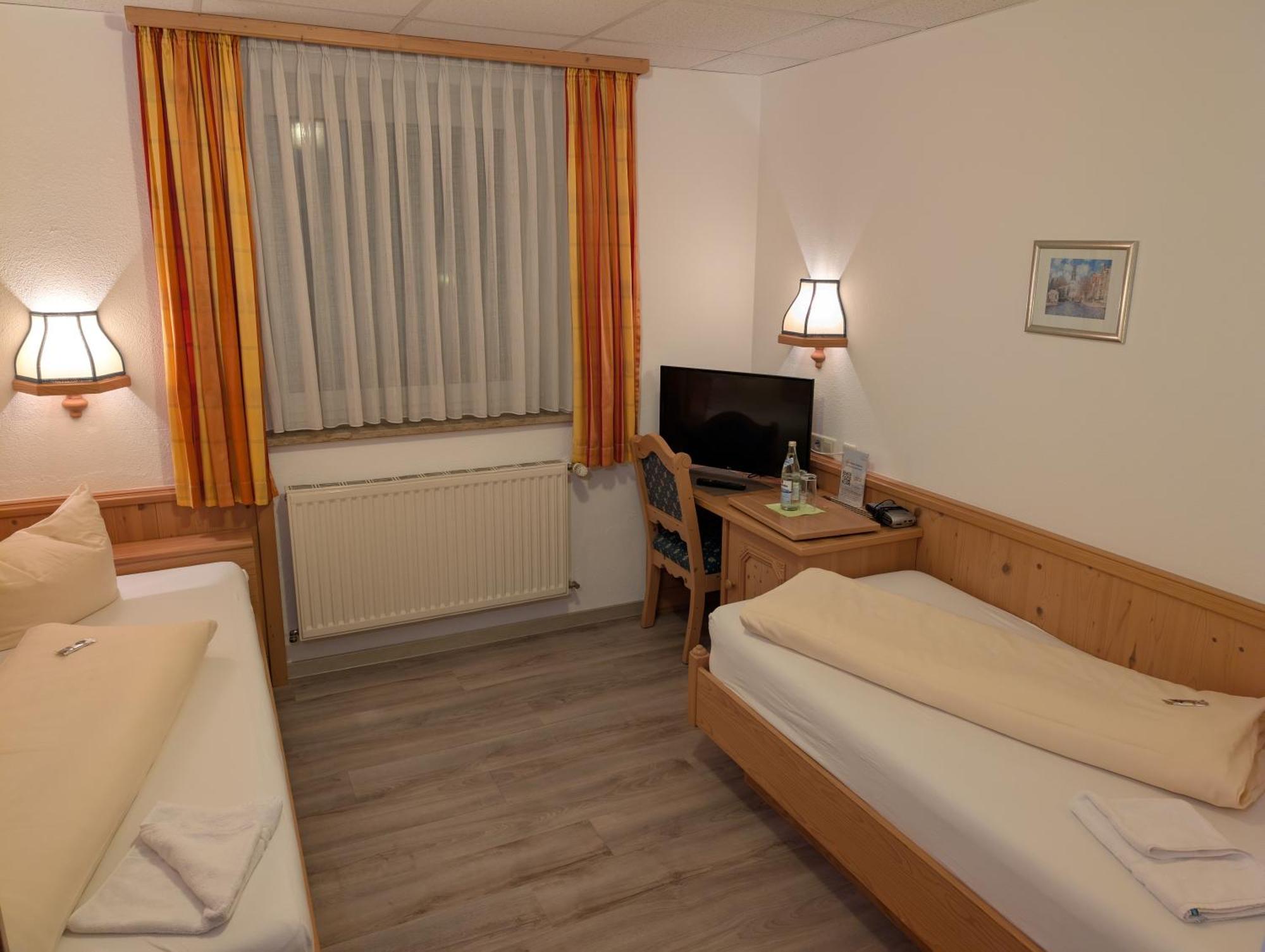 Hotel-Gasthof Zur Rose Weissenhorn Room photo