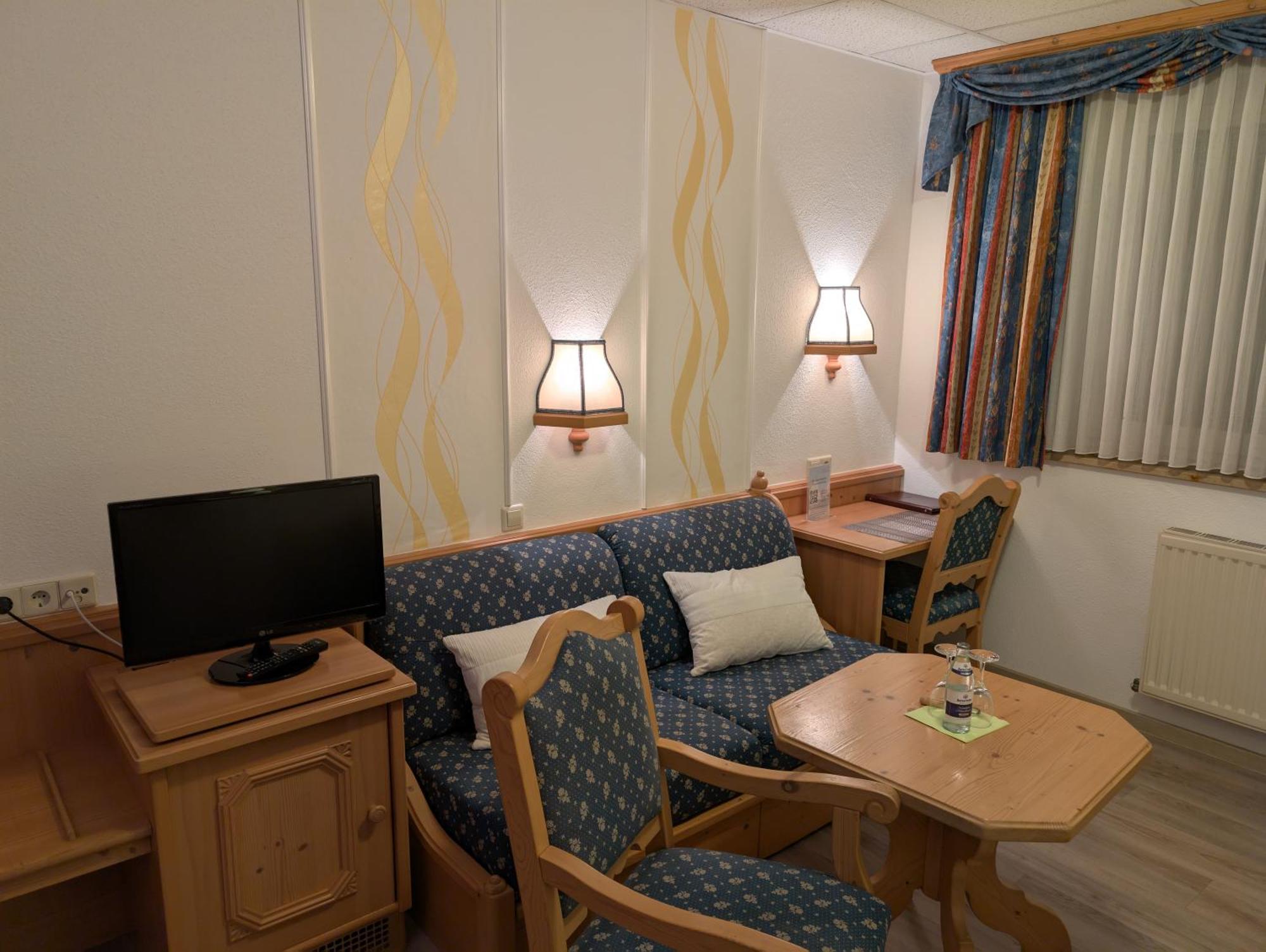 Hotel-Gasthof Zur Rose Weissenhorn Room photo