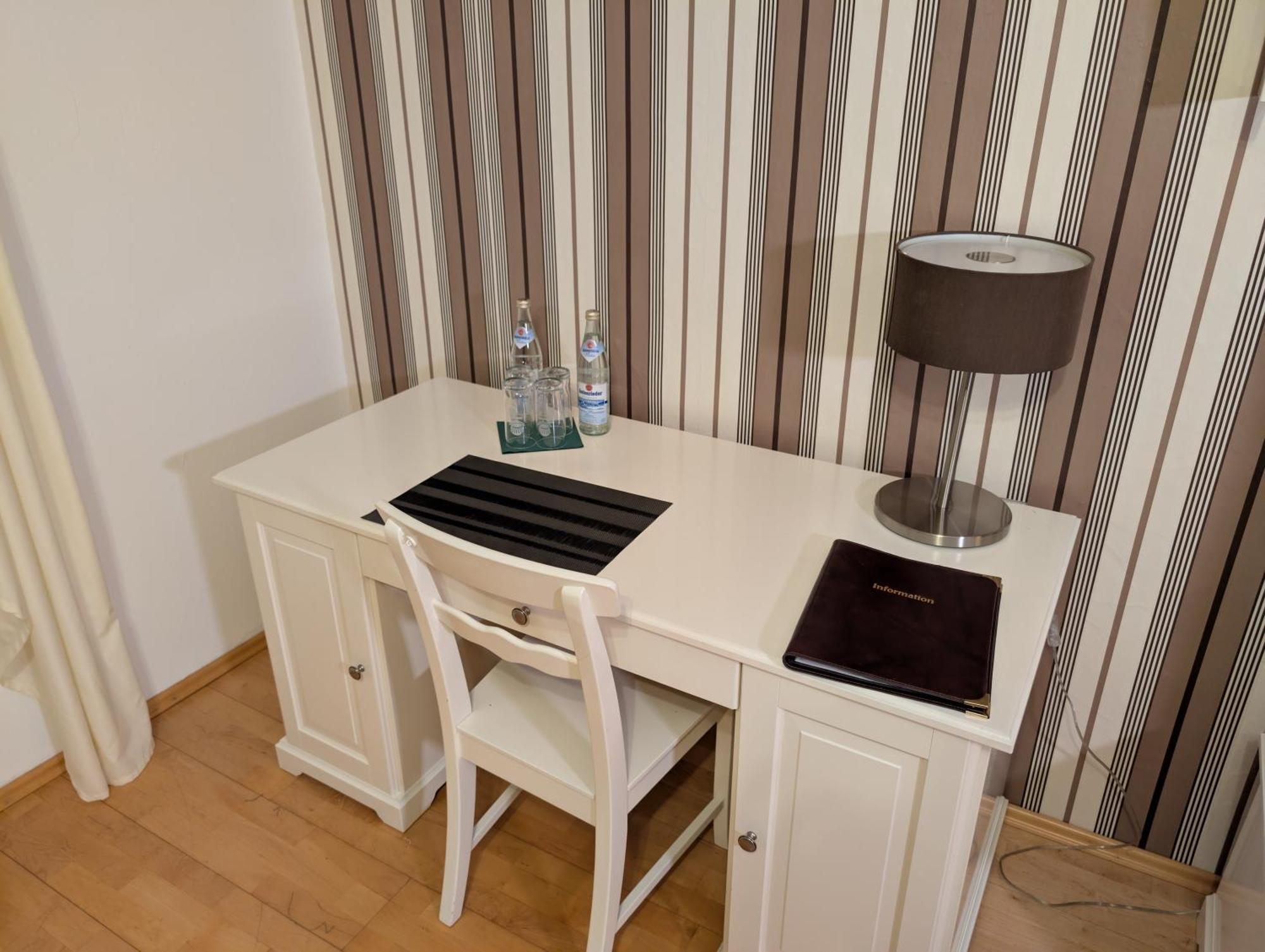 Hotel-Gasthof Zur Rose Weissenhorn Room photo