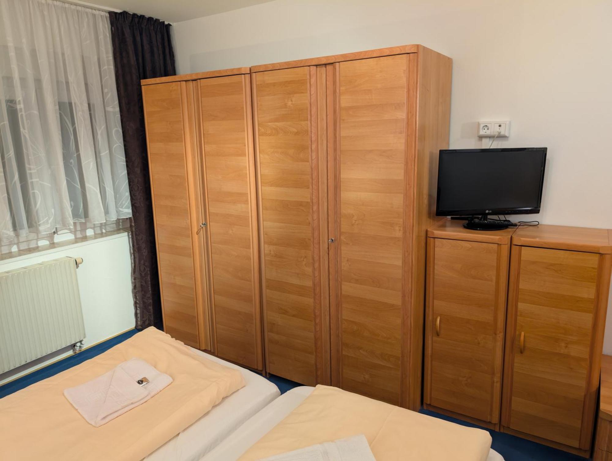 Hotel-Gasthof Zur Rose Weissenhorn Room photo